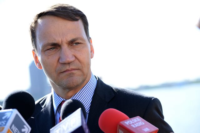 Экс-глава МИД Польши назвал уродом министра обороны страны